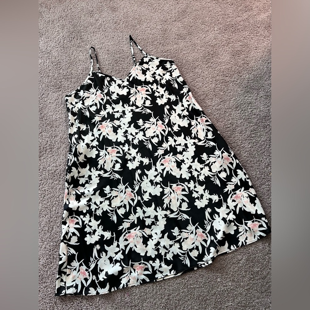 Cabernet Women’s Black Long Spaghetti Strap Gown w White & Pink Flowers
Size XL